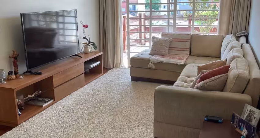 Sobrado com varanda 104m2 / 02 quartos(1suíte), 2 vagas cobertas / edícula.