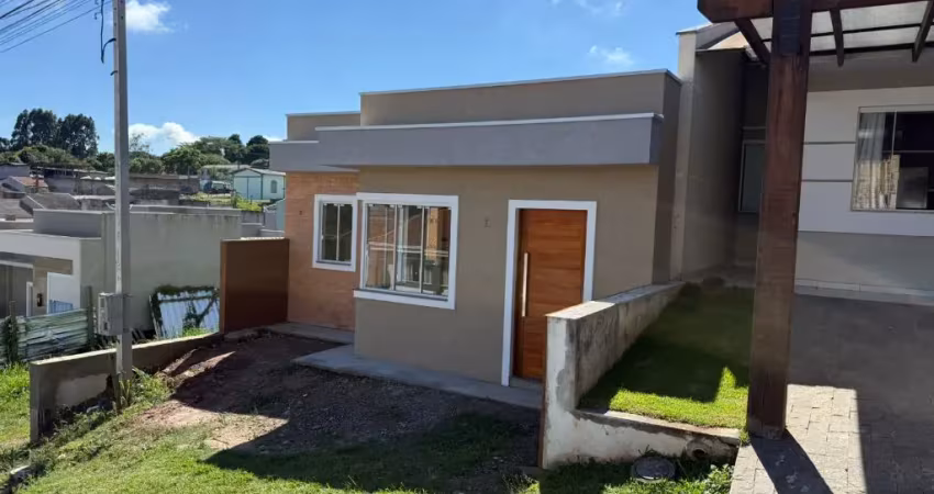 Casa térrea com três quartos sendo uma suíte e amplo quintal.