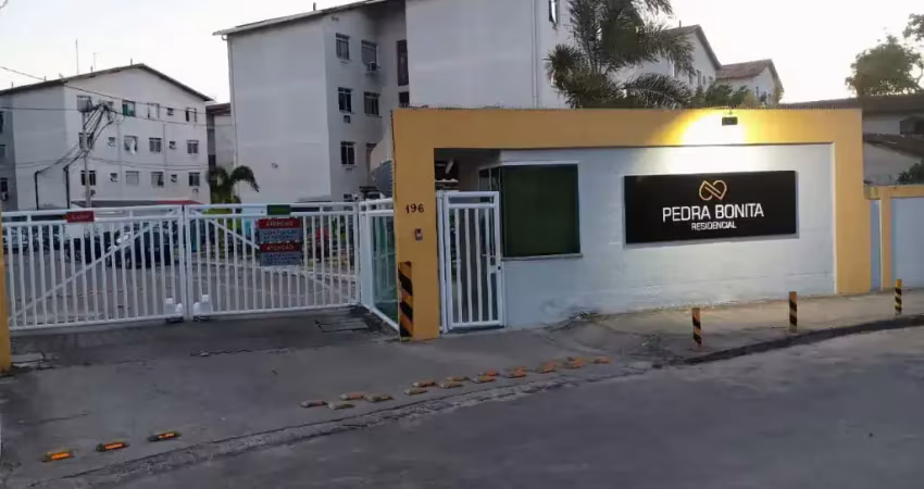 Apartamento mobiliado de 2 quartos com 1 vaga - venda das pedras - itaboraí/rj