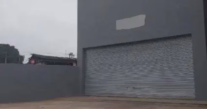 Alugo galpão/lojão com 200m² na avenida principal - venda das pedras - itaboraí - rj