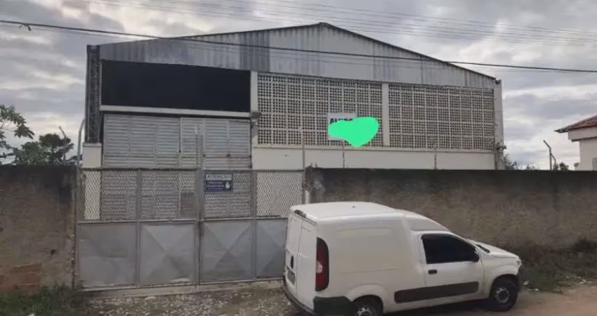Alugo galpão de 600m² com escritório e banheiros - bairro retiro são joaquim - itaboraí - rj