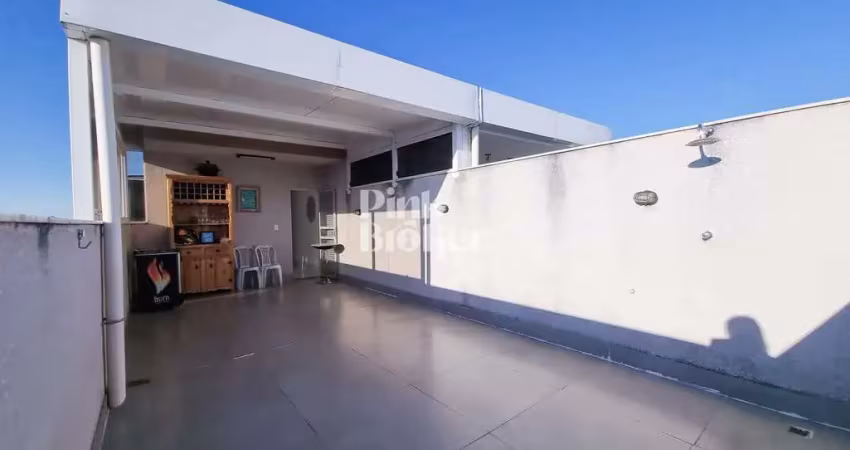 Cobertura 2 quartos sendo 1 suíte, armários na cozinha e nos banheiros, 2 vagas de garagem, localiz