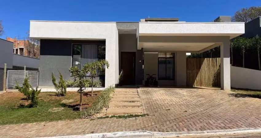 Residência contemporânea com 4 quartos, 2 suítes e piscina em lote de 525m² em condomínio de luxo