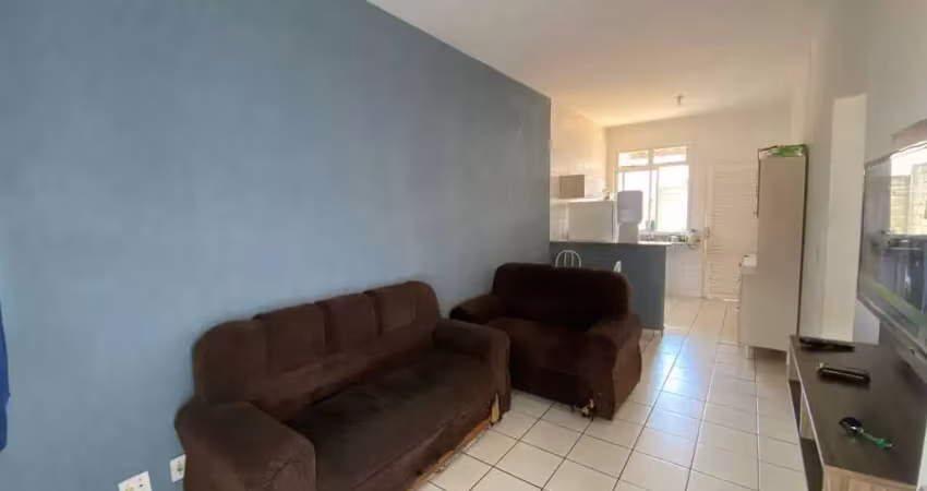 Charmosa casa em condomínio – 2 quartos, garagem e área privativa