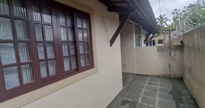 Casa à venda em condomínio muito próximo a praia das palmeiras em caraguatatuba.