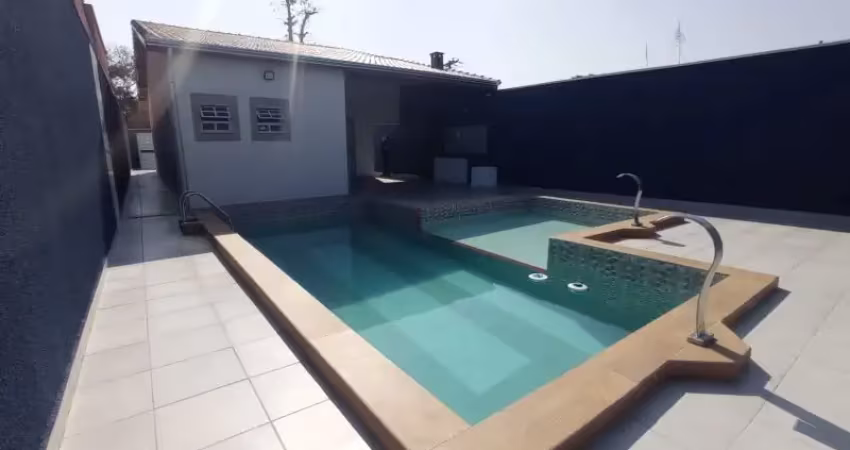 Linda casa térrea com piscina,  ótima localização, cerca de 250 metros da praia,  em itanhaém