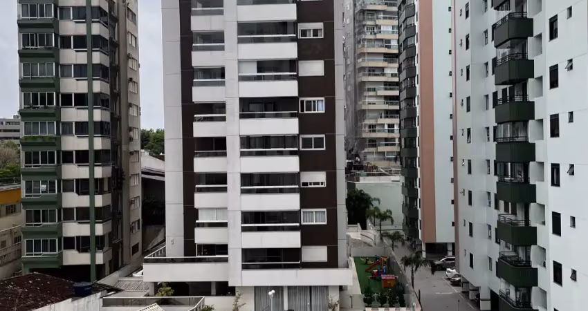 Apto amplo,  semi mobiliado em prédio moderno com área de lazer.