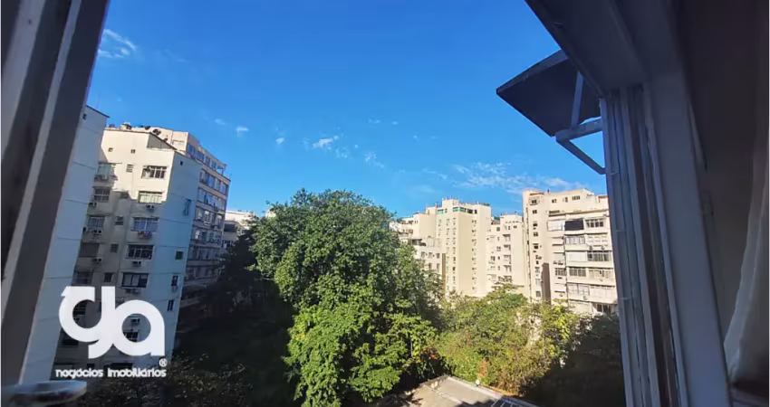Amplo apartamento duplex com 3 quartos sendo 1 com closet,  2 banheiros à venda, 143 m²