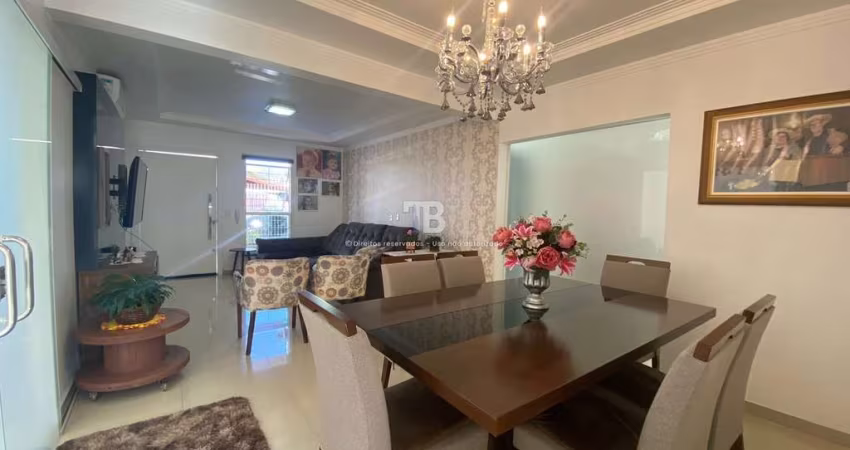 Casa espaçosa no São Cristóvão com 3 quartos, piscina e 4 vagas de garagem