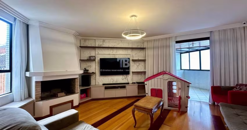 Apartamento semimobiliado no Centro com 3 quartos, suíte e 2 vagas de garagem