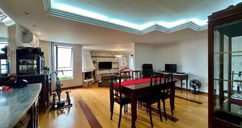 Apartamento semimobiliado no centro com 3 quartos, suíte e 2 vagas de garagem