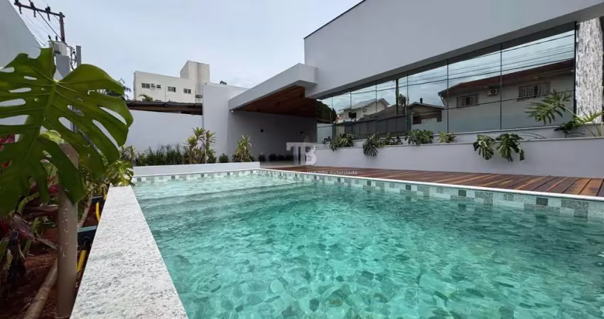 Casa ampla com 3 suítes, piscina e 4 vagas – financiável e aceita troca