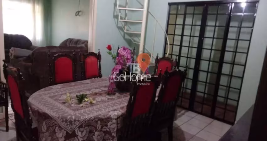 Casa com 5 Quartos e Ampla Área, Próximo ao Clube Campeche