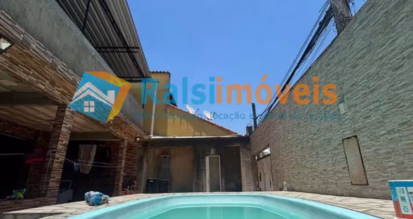 Casa com piscina, garagem, churrasqueira, dois quartos e muito ampla