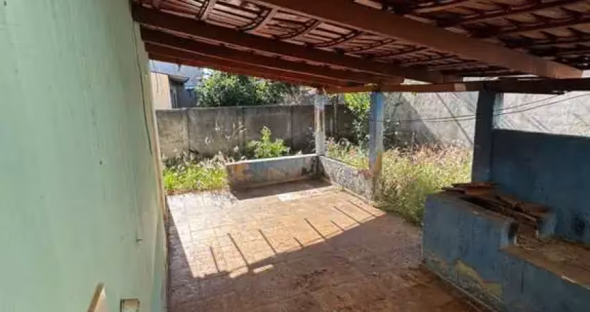 Oportunidade, lote com casa no ponto de madeira e telha  setor eli forte goiania 140 mil