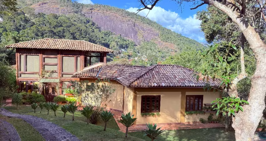 Casa em itaipava, dentro de condomínio com infraestrutura completa