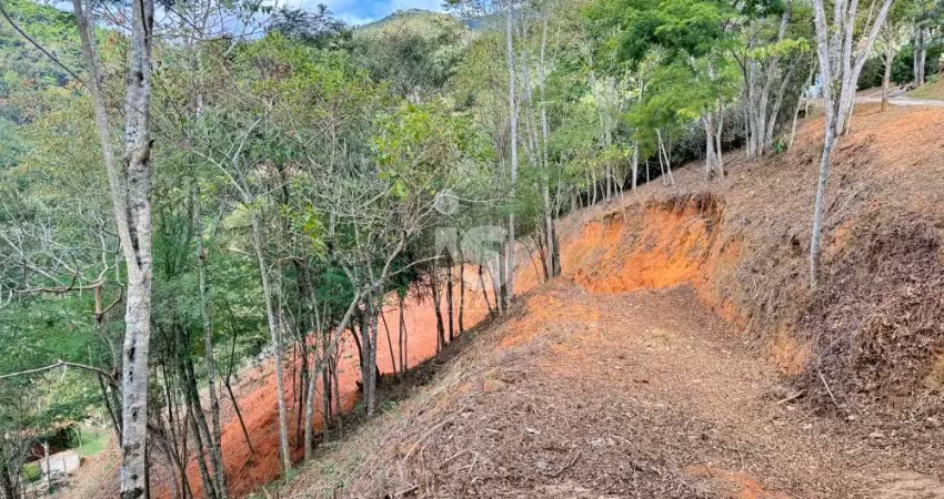 Terreno em secretário, dentro de condomínio com uma topografia excelente