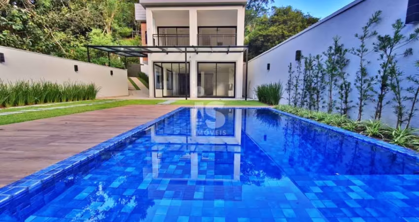 Casa moderna em área residencial, 5 suítes sendo 2 com closets