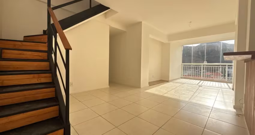 Linda cobertura em itaipava, dentro de condomínio com excelente infraestrutura