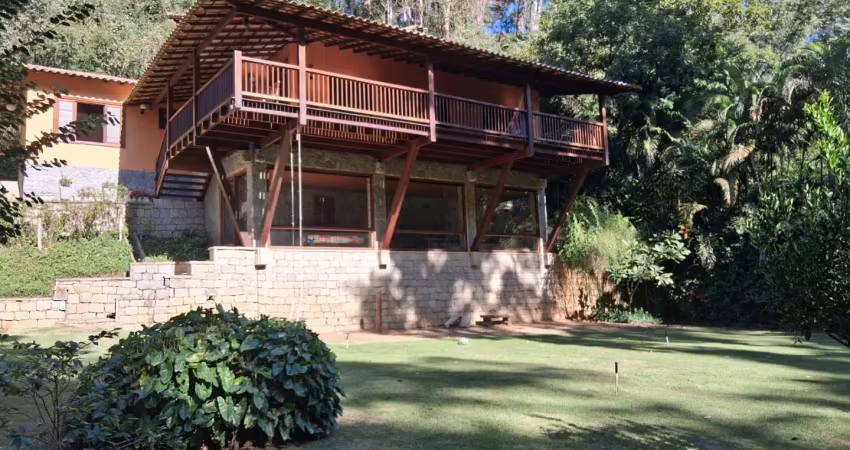 Linda casa em itaipava, dentro do condomínio de infraestrutura completa!