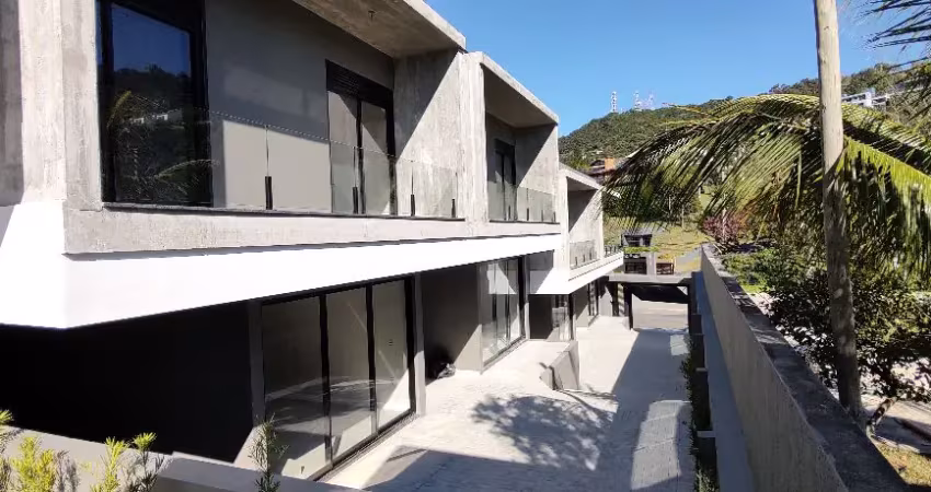 Sobrado novo, em condomínio, com 2 suítes a 200 m da praia
