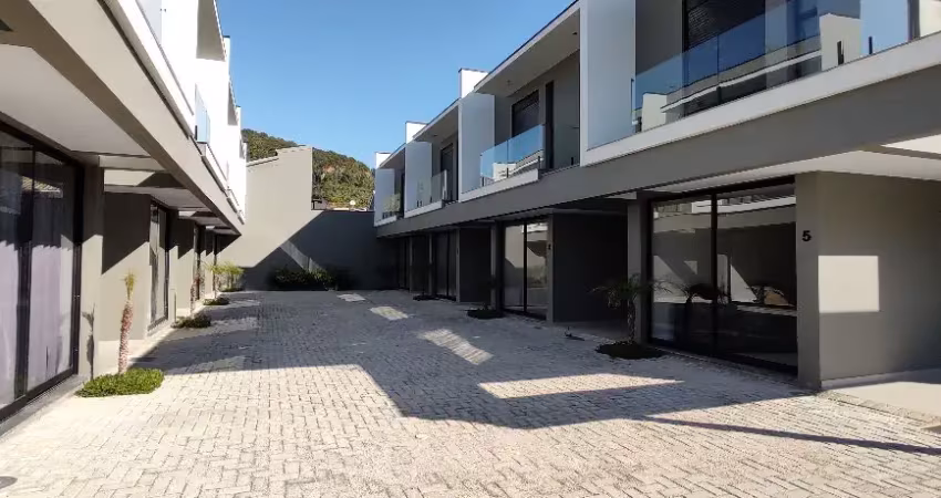 Sobrado novo, com 2 suítes, em condomínio, no jardim panorâmico – garopaba/sc