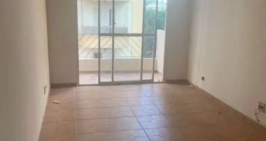 Apartamento amplo a 700metros do metrô em rua arborizada!