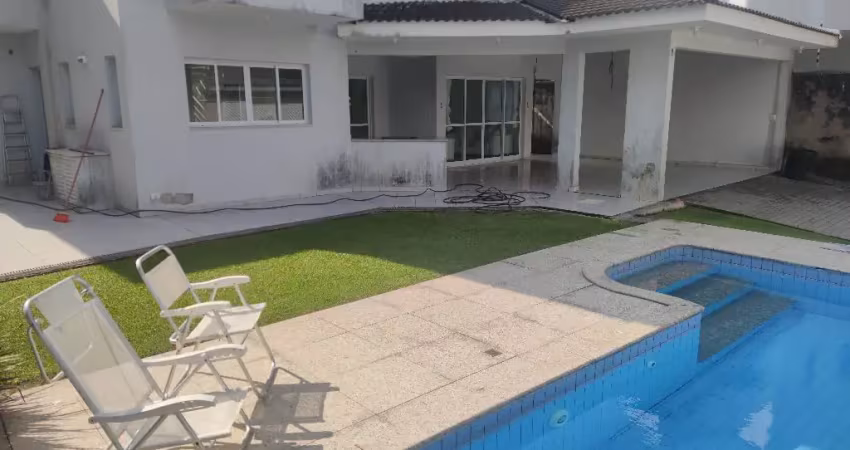 Casa com piscina e 4 suites a venda na praia do pernambuco guaruja sp