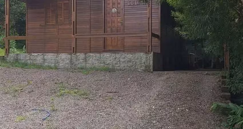 Ótima casa de madeira rustica com excelente terreno 600m2,  próxima ao portal