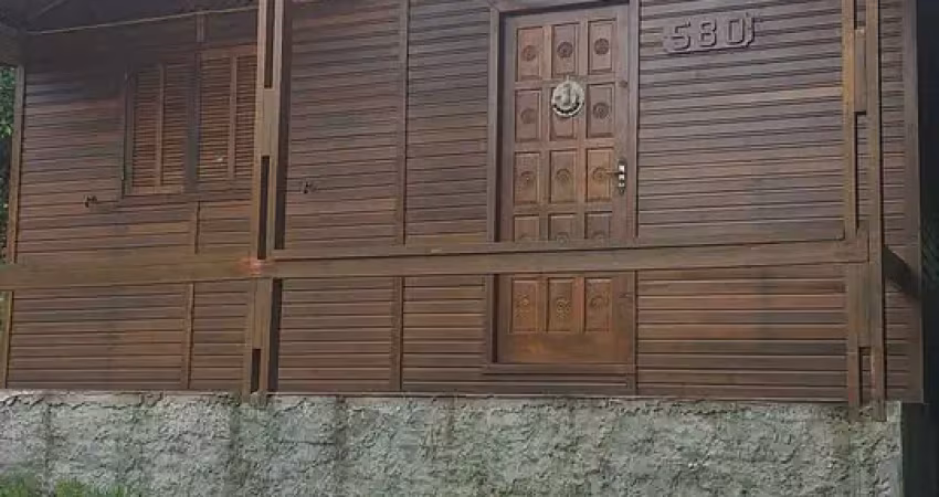 Ótima casa de madeira rustica com excelente terreno 600m2,  próxima ao portal