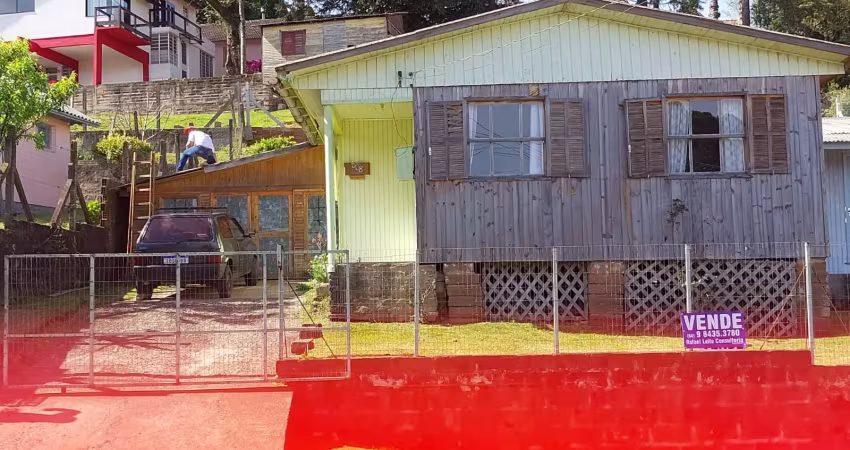Vendo  02 casas e 01 edícula, ótimo terreno, próximo ao lago, bom para investidor!!!