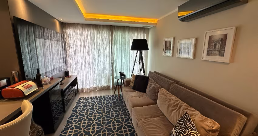 Apartamento finamente mobiliado e decorado no centro.  Nereu Ramos com Rio Branco.