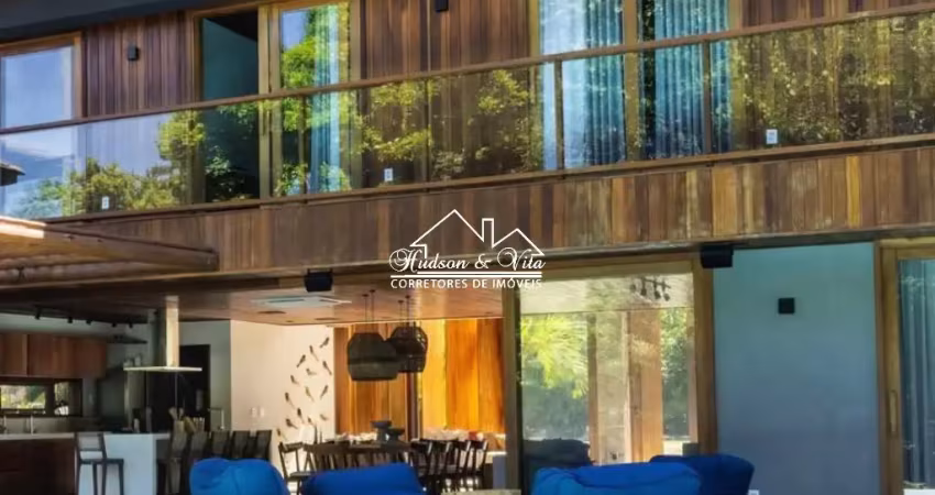 Casa luxuosa residência na praia do forte em condomínio pé na areia, integrada à mata atlântica.