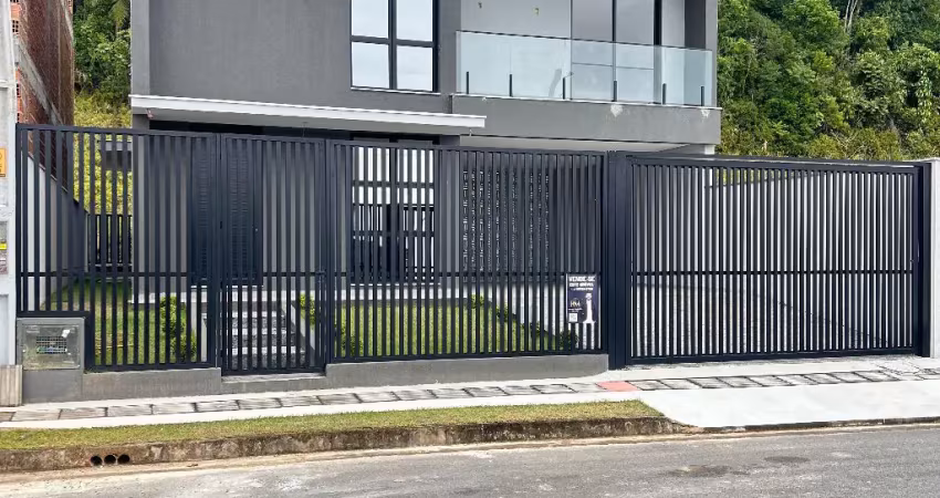 Lindo sobrado pronto para morar em área urbana cercado por uma área verde permanente.