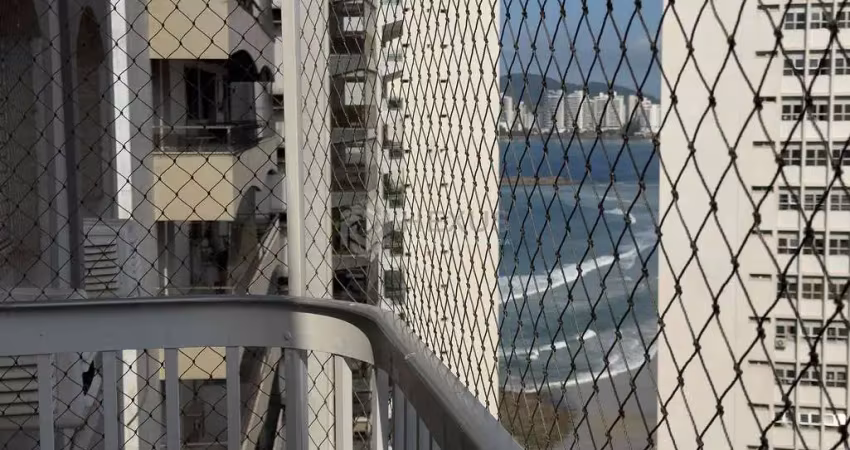 Apartamento com varanda e vista mar na quadra mar da praia das pitangueiras, guarujá-sp