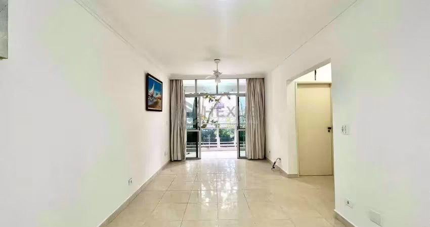 Apartamento com varanda a uma quadra da praia das pitangueiras de 2 quartos, 1 vaga, guarujá-sp.