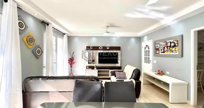 Apartamento com varanda a uma quadra da praia das pitangueiras, guarujá-sp.