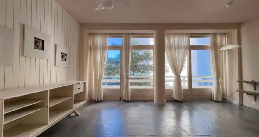 Apartamento com varanda na quadra mar da praia das pitangueiras de 2 quartos, 1 vaga, guarujá-sp.