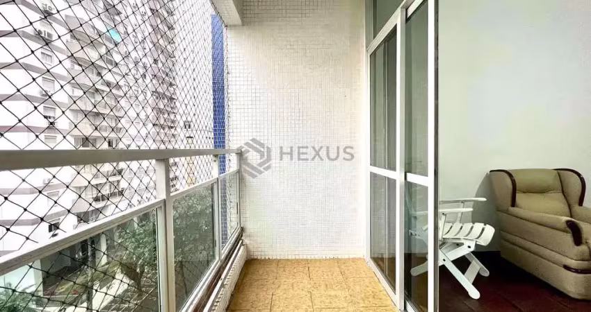 Apartamento com varanda a uma quadra da praia das pitangueiras de 2 quartos, 1 vaga, guarujá-sp.