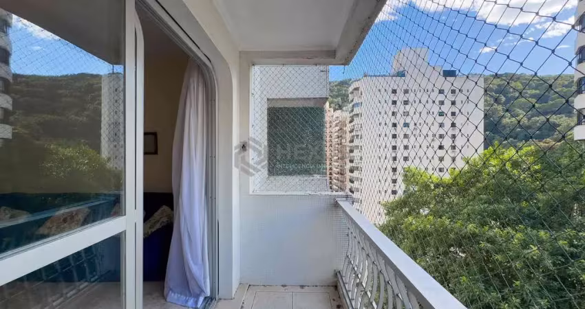 Apartamento com varanda na praia das pitangueiras de 2 quartos (1 suíte), 1 vaga, guarujá-sp.