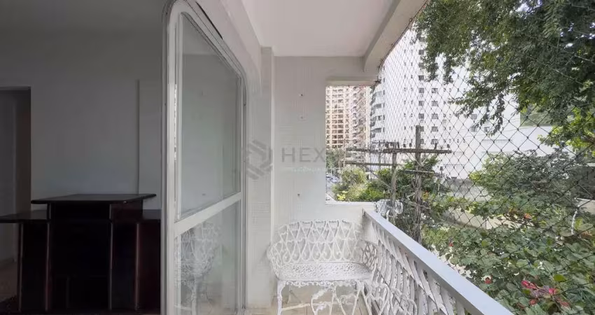 Apartamento com varanda na praia das pitangueiras de 2 quartos (1 suíte), 1 vaga, guarujá-sp.