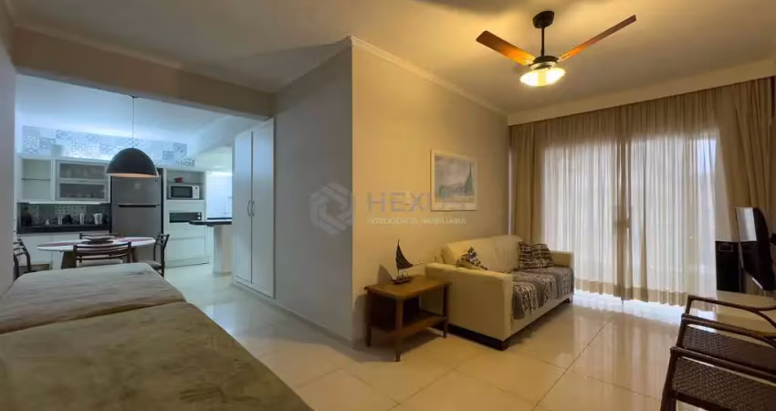 Apartamento com varanda, vista mar e reformado a duas quadras da praia das pitangueiras, guarujá-sp