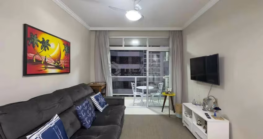 Apartamento com varanda, reformado, vista mar a uma quadra da praia das pitangueiras, guarujá-sp -