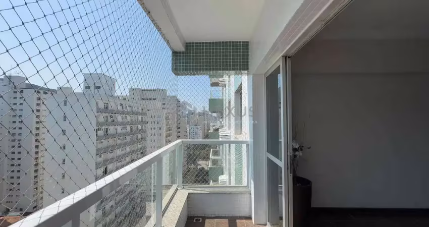 Apartamento com varanda vista livre a uma quadra da praia das pitangueiras, guaruja | hexus