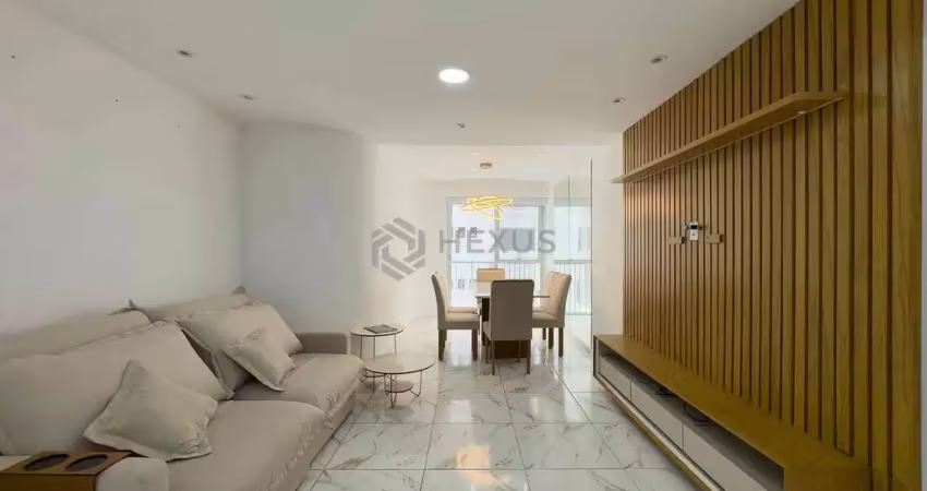 Apartamento reformado com varanda e lazer na quadra mar da praia das pitangueiras, guaruja