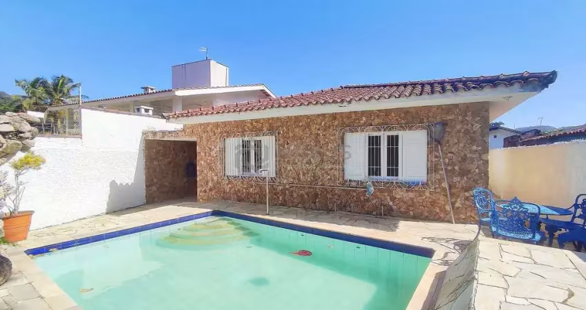Casa plana com piscina, área gourmet e edícula a venda na praia do guaiuba, guaruja
