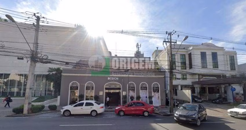 Loja em galeria na Av. Batel ao lado do Shopping.