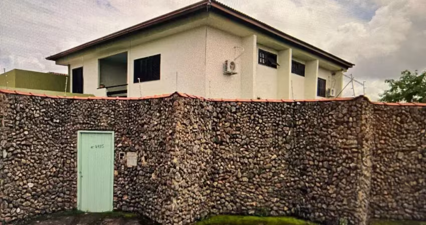 Excelente sobrado com 4 terrenos escriturados, um imóvel imponente, perfeito para quem busca espaço, conforto e lazer em uma única propriedade e ainda possui um terraço com vista ao mais lindo nascer 
