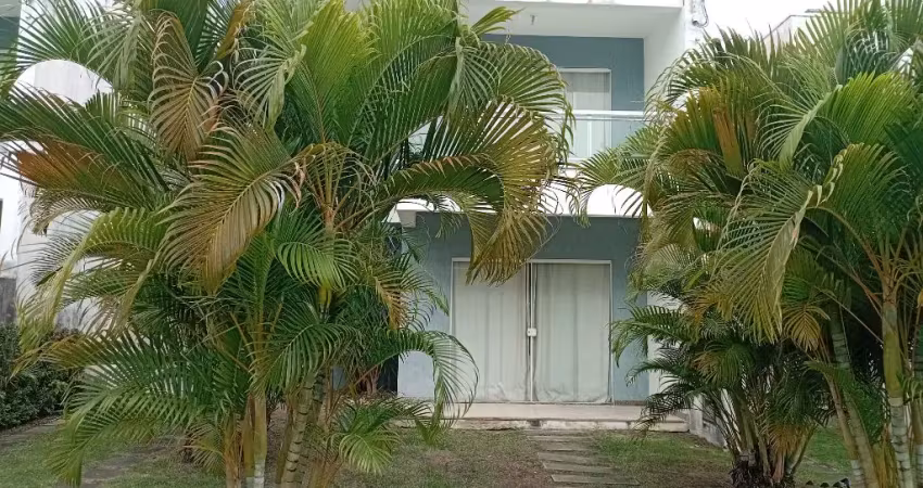 Casa de 4/4 quartos sendo 3 suítes em buraquinho próximo a praia