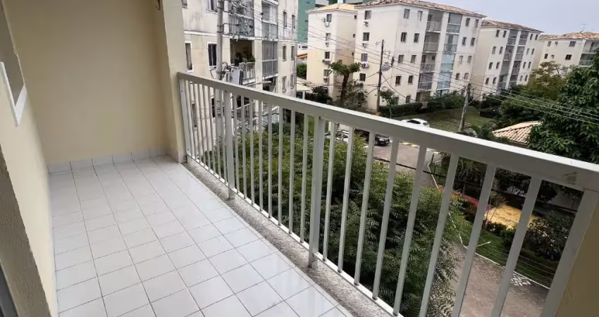 Excelente apartamento 3 /4 com 1 suíte e 2 garagens próximo a praia